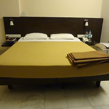 Rama Krishna Hotel Bombay Extérieur photo