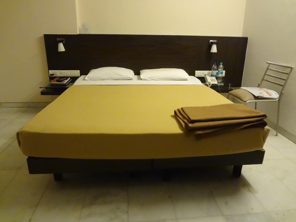 Rama Krishna Hotel Bombay Extérieur photo
